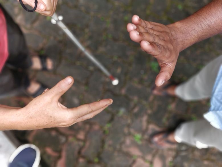 A blind person reaches out for a handshake, but the other person refuses, however how should the blind person know this?