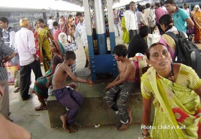 Children who live in Raipur Railway Station